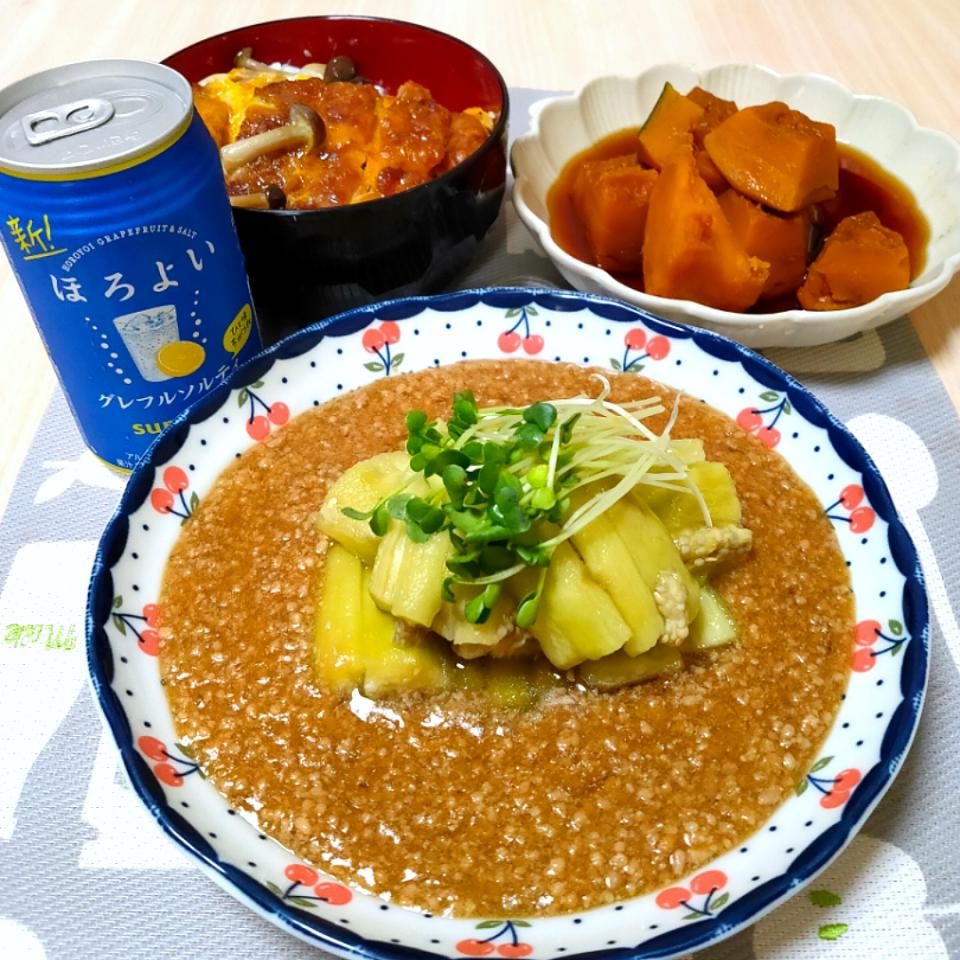 ダーリン作⸜🌷︎⸝‍
蒸し茄子🍆( '-' 🍆 )のそぼろ餡掛け
(ミシュラン3つ星☆松尾シェフのレシピ)
かぼちゃ🎃の煮物
カツ丼‪(๑•🐽•๑)‬